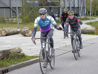 Alkmaar, 20 april 2024. FIETSERS EINDIGEN OP IJSBAAN.
De Ronde van Noordholland is de lenteklassieker voor wielerliefhebbers. deze toerrit gaat al 50 jaar lang mee.
Vandaag kon men op diverse plaatsen in Noordholland starten maar ook eindigen.
De wind was ongenadig uit Noordwest envan de fietsers die voor de langste afstand (160 km) gingen haakten  af in Alkmaar omdat het een zware fietsdag was met veel wind en regen.
Toch veel tevreden gezichten bij de deelnemers die  al dan niet  finishten in Alkmaar of daar hun kaart lieten afstempelen voor het laatste traject van de 85, 110 of 160 km.
Foto Martin Mooij






Onderwerpen april 2024